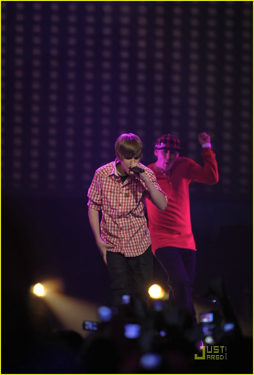 Justin Bieber: Birthday Cake Face!