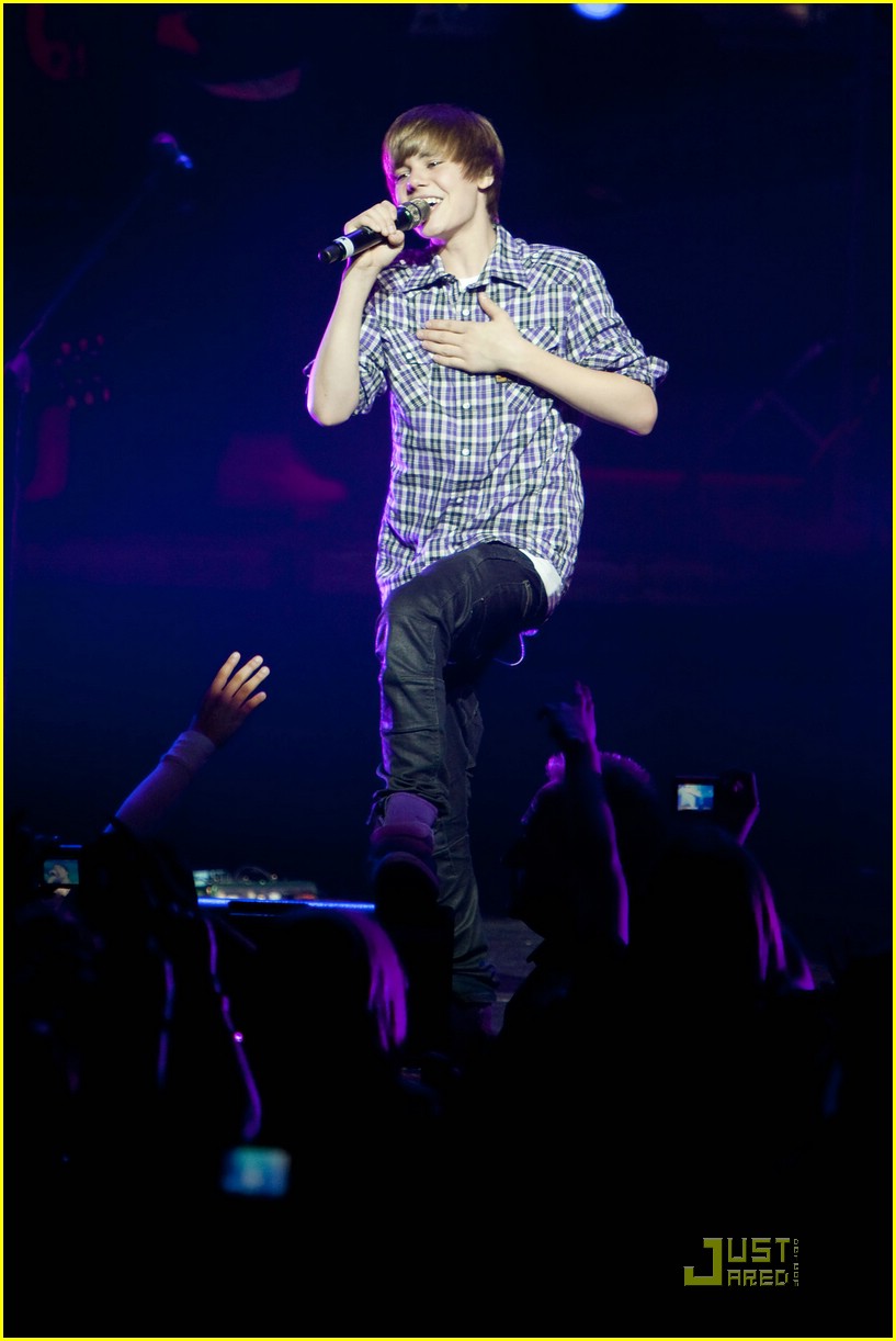 Justin Bieber Cheers Up Chicago