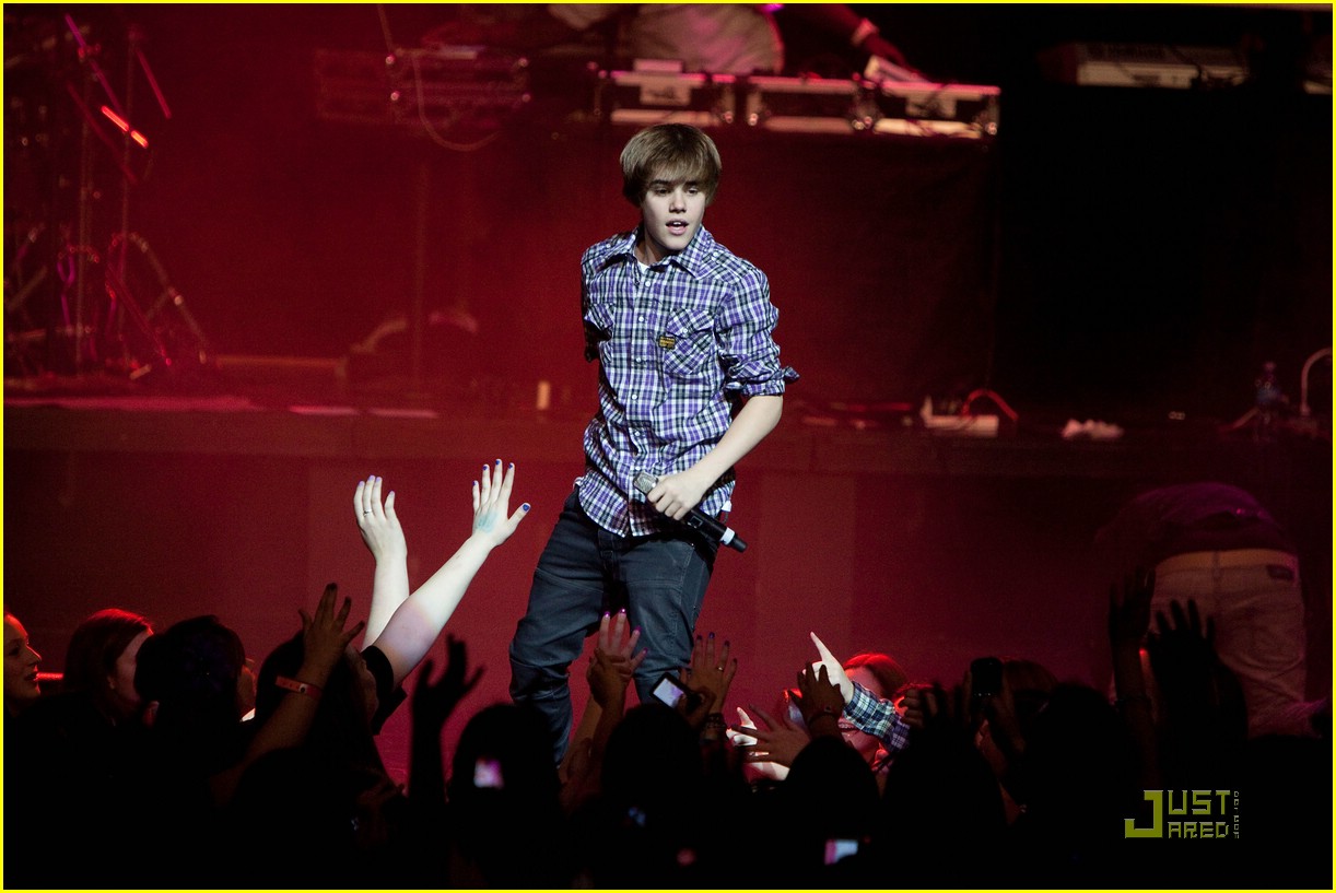 Justin Bieber Cheers Up Chicago
