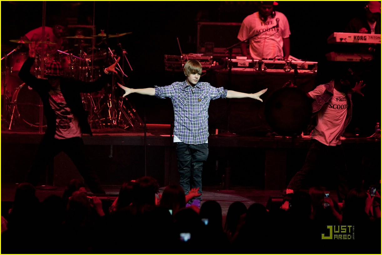 Justin Bieber Cheers Up Chicago