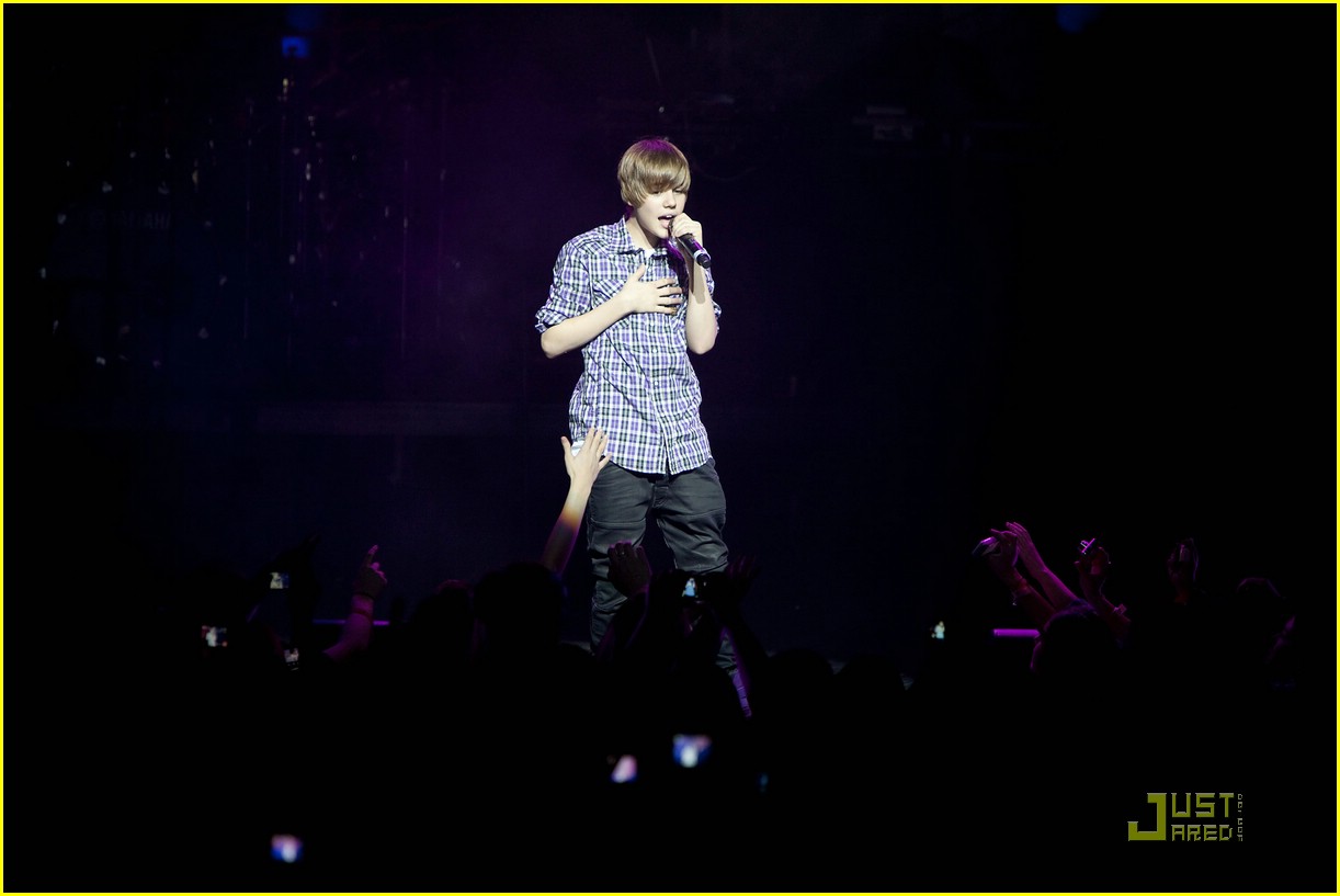 Justin Bieber Cheers Up Chicago