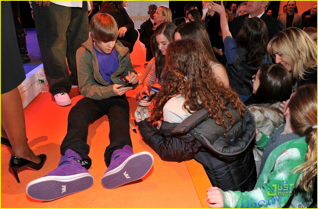 Justin Bieber Pumps Up The Party