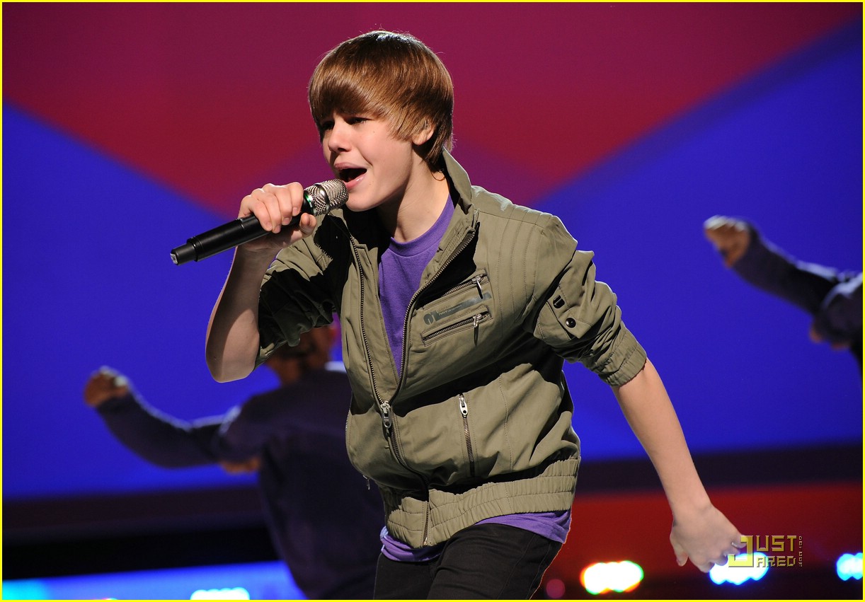 Justin Bieber Pumps Up The Party