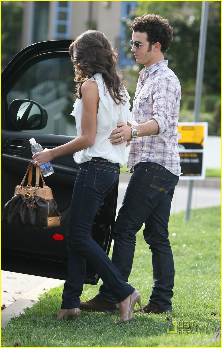 Kevin & Danielle Jonas: Sunday Family Fun!