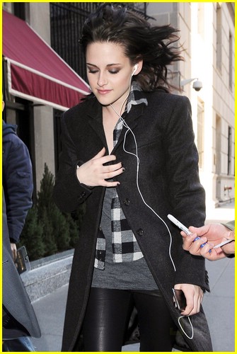 Kristen Stewart Confirms Breaking Dawn Director Options