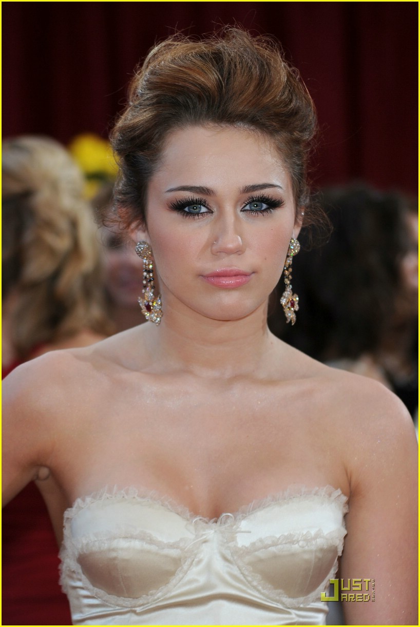 Miley Cyrus is Jenny Packham Pretty