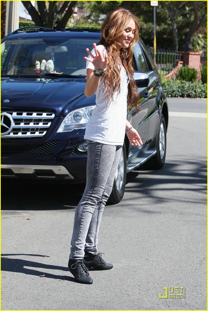 Miley Cyrus Picked Up Piano in Two Lessons