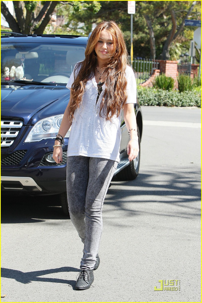 Miley Cyrus Picked Up Piano in Two Lessons