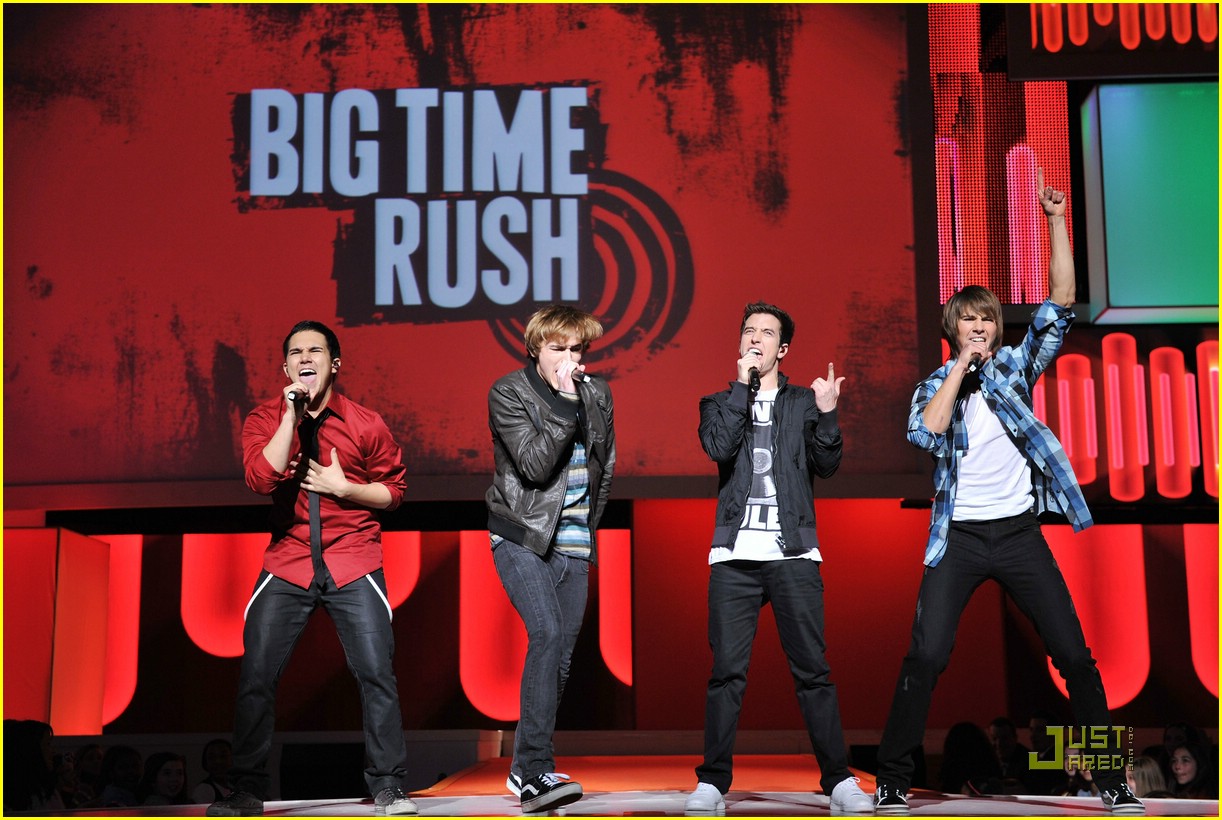 Miranda Cosgrove Gets a Big Time Rush in NYC