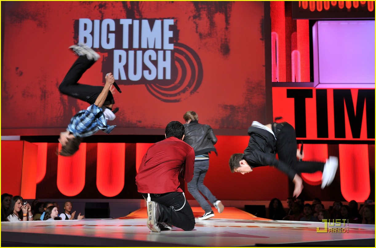 Miranda Cosgrove Gets a Big Time Rush in NYC