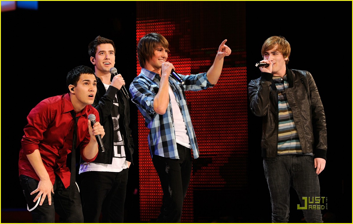 Miranda Cosgrove Gets a Big Time Rush in NYC