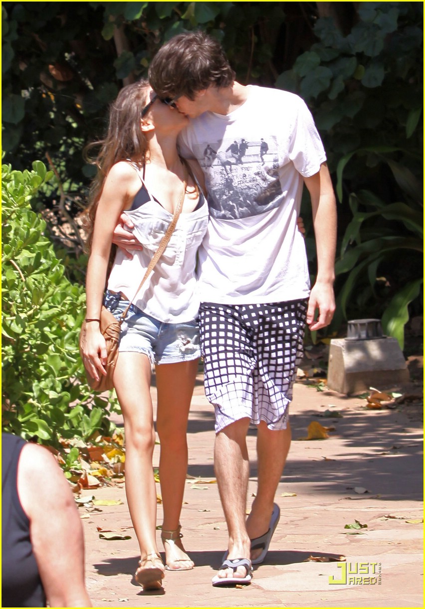 Sarah Hyland & Matt Prokop: Smooch in the Sun