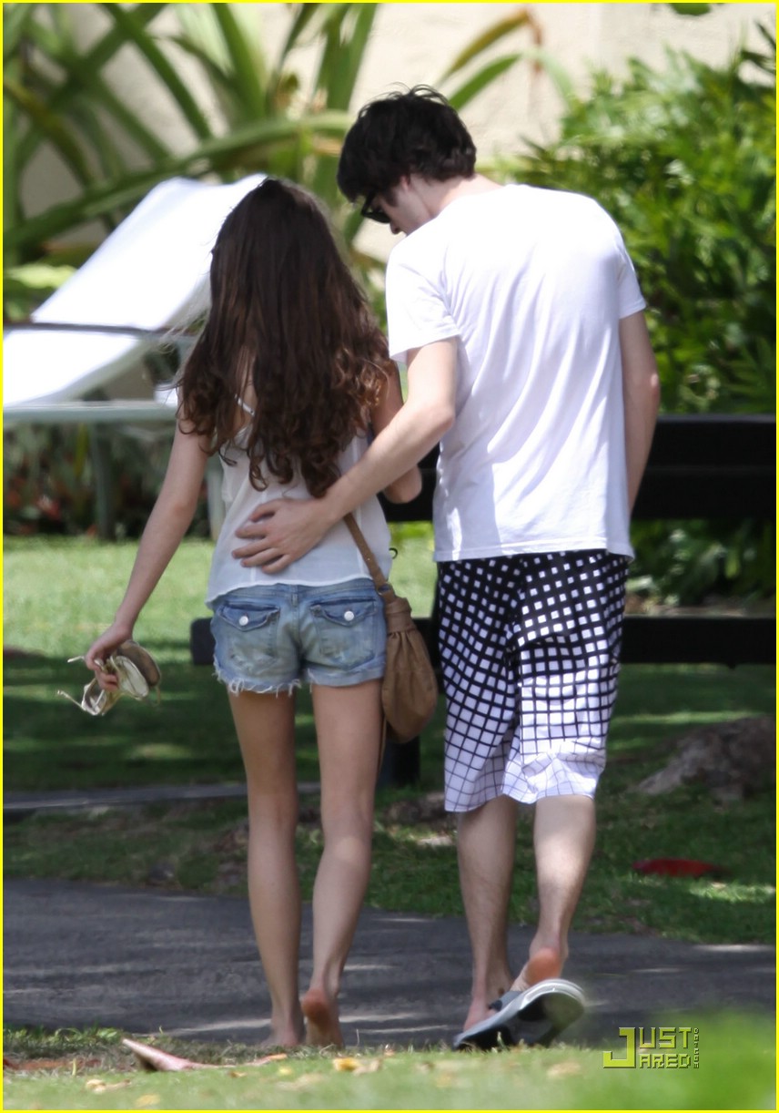 Sarah Hyland & Matt Prokop: Smooch in the Sun