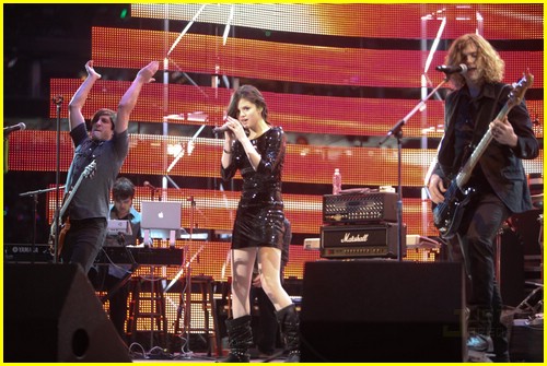 Selena Gomez & Justin Bieber Rock the Houston Rodeo