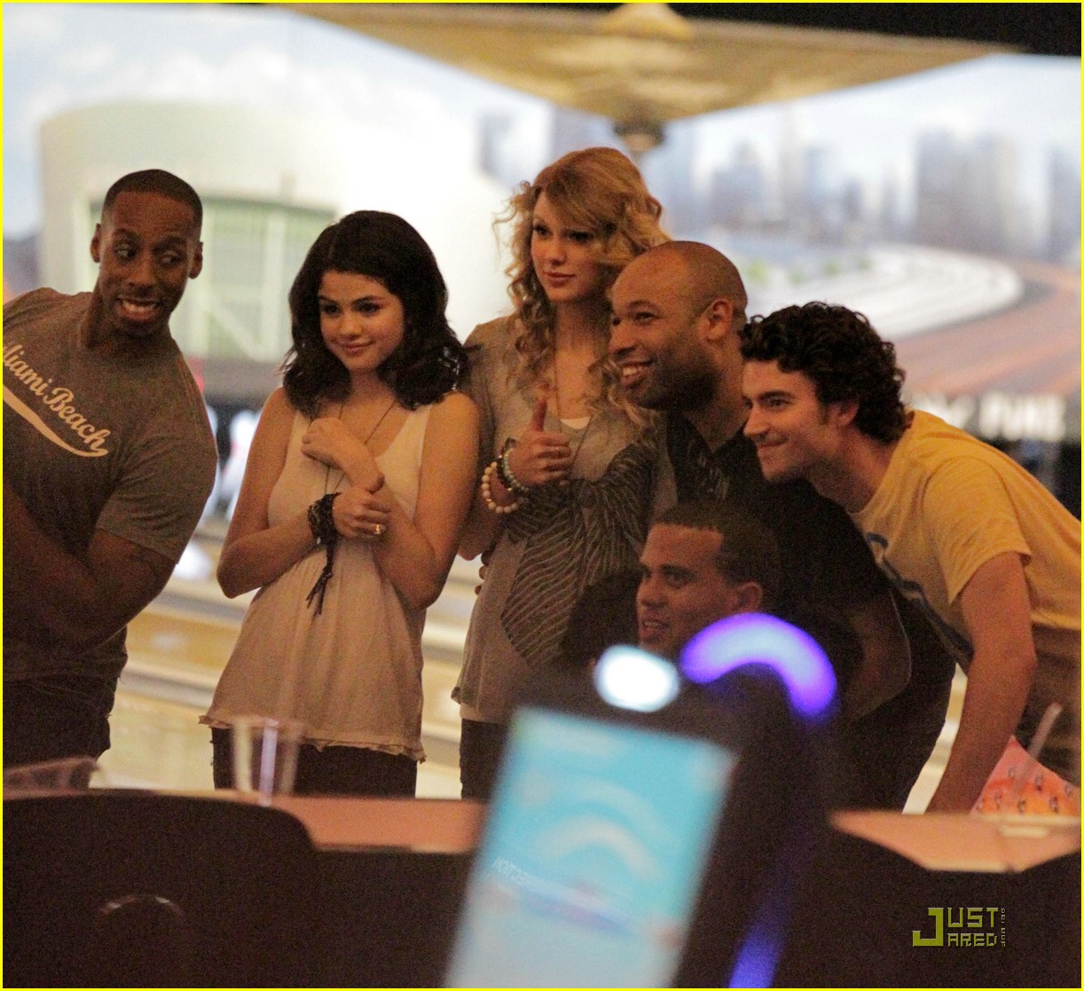 Taylor Swift & Selena Gomez Bowl with Cory & David