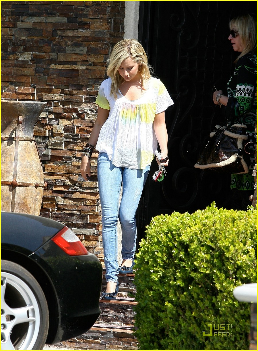 Ashley Tisdale is Yellow Mellow