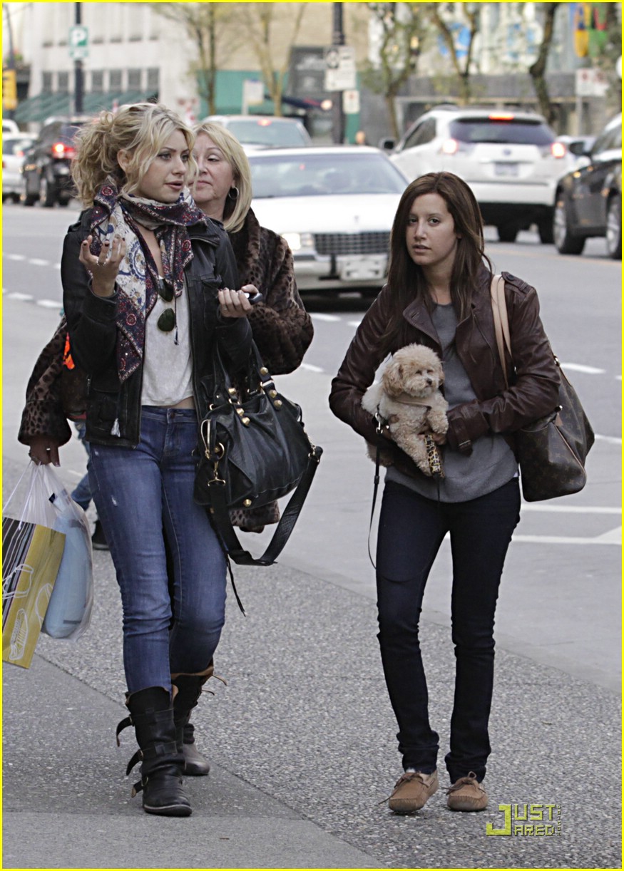 Ashley Tisdale & Aly Michalka: AJ & Mom are Here!
