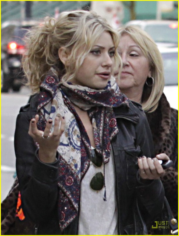 Ashley Tisdale & Aly Michalka: AJ & Mom are Here!