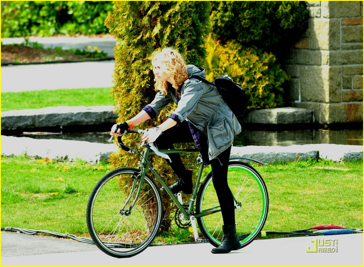 Ashley Tisdale & Scott Speer: Bike Ride Around Vancouver
