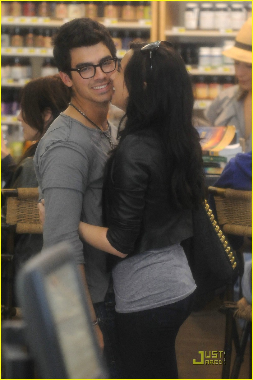 Joe Jonas & Demi Lovato: Grocery Giggly