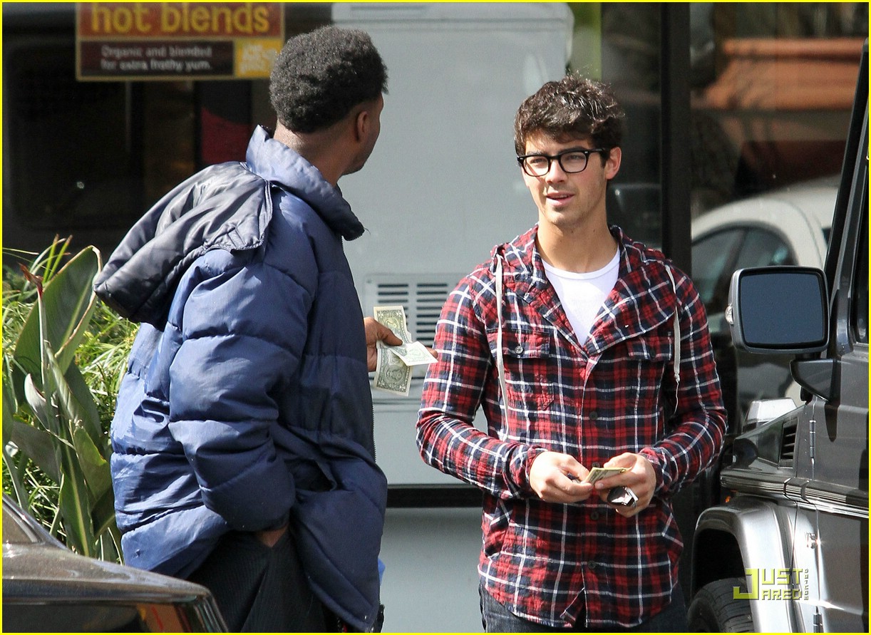 Joe Jonas Has a Helping Hand