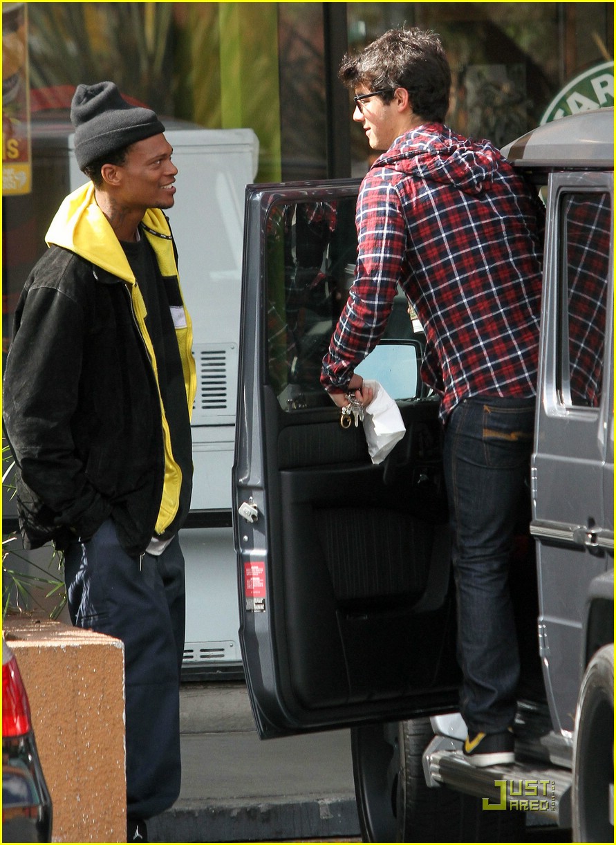 Joe Jonas Has a Helping Hand