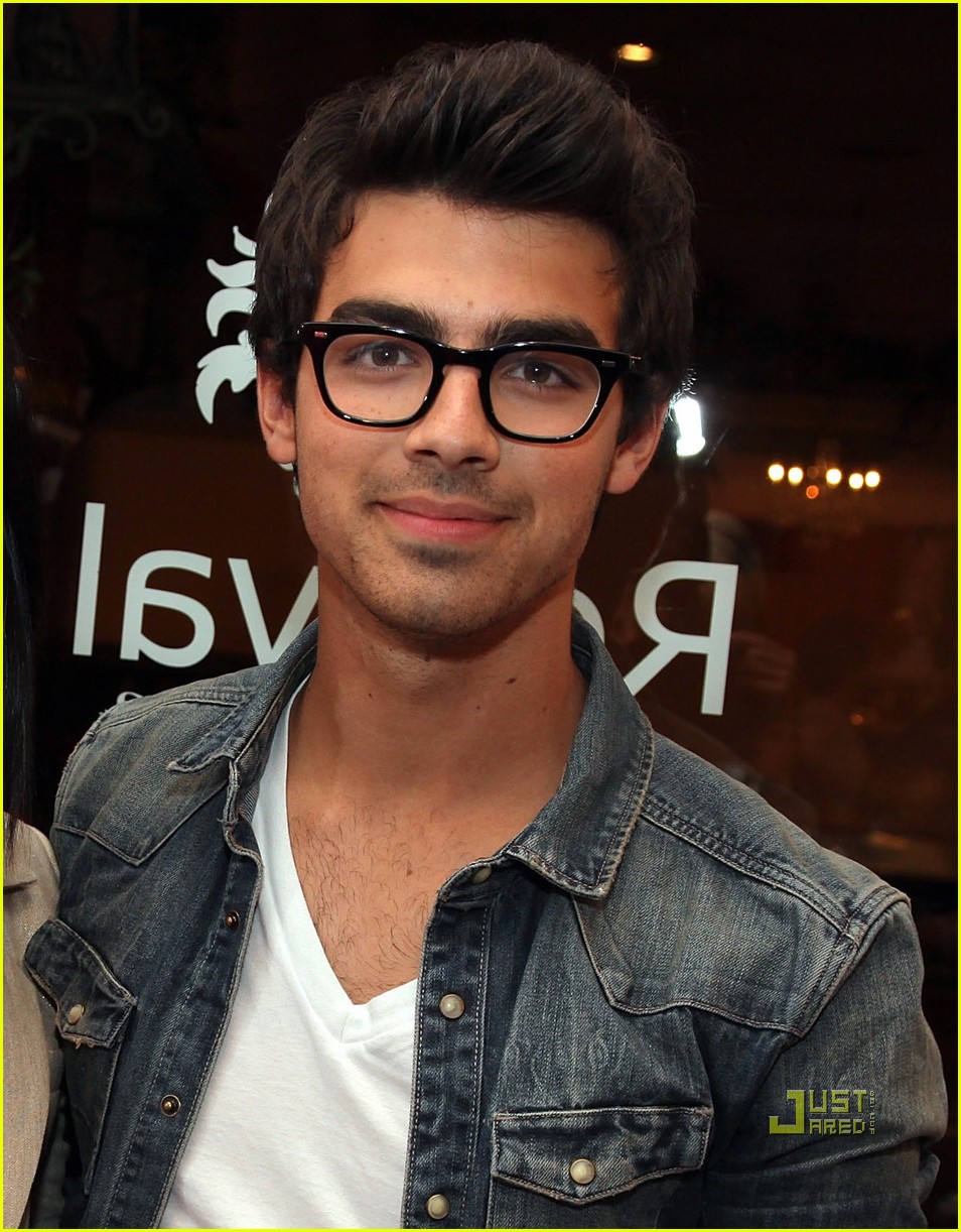 Joe Jonas & Demi Lovato: Revival Vintage Opening!