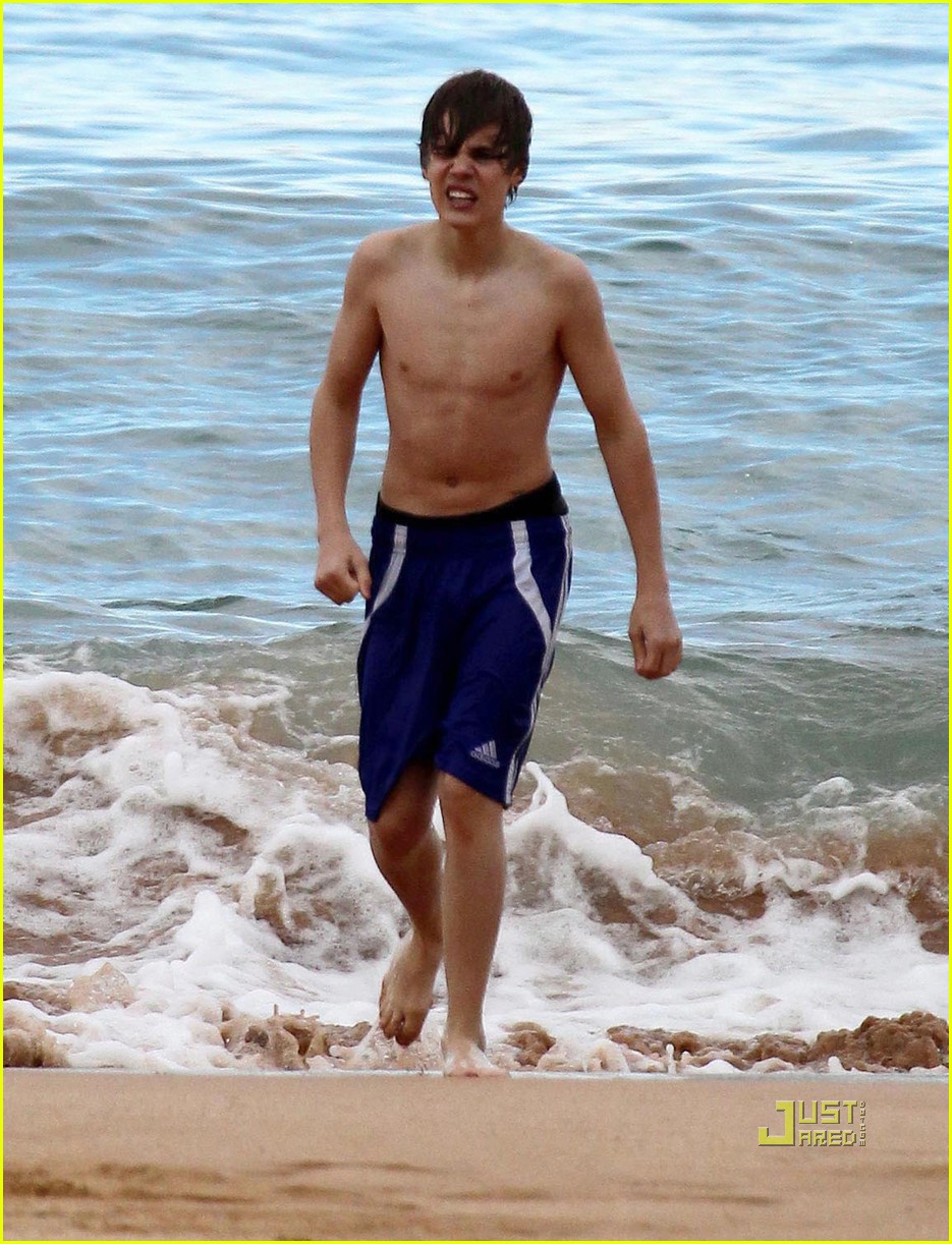 Justin Bieber: No Shirt, Ma!