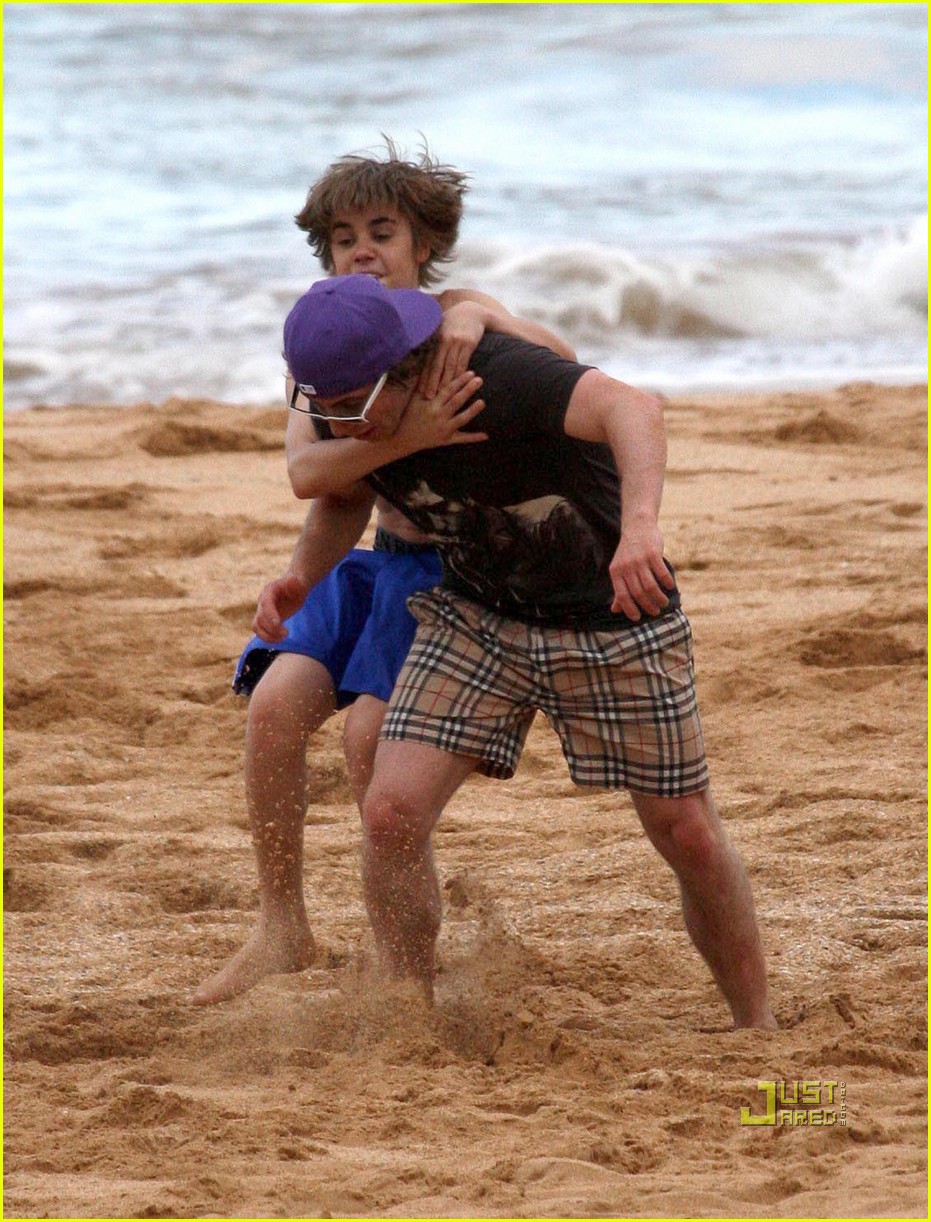Justin Bieber: No Shirt, Ma!