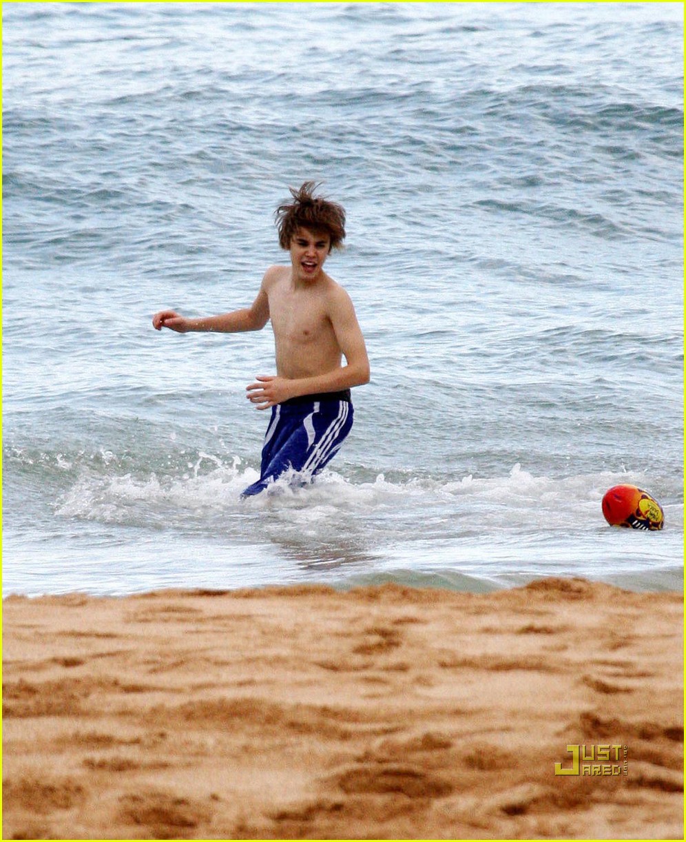 Justin Bieber: No Shirt, Ma!