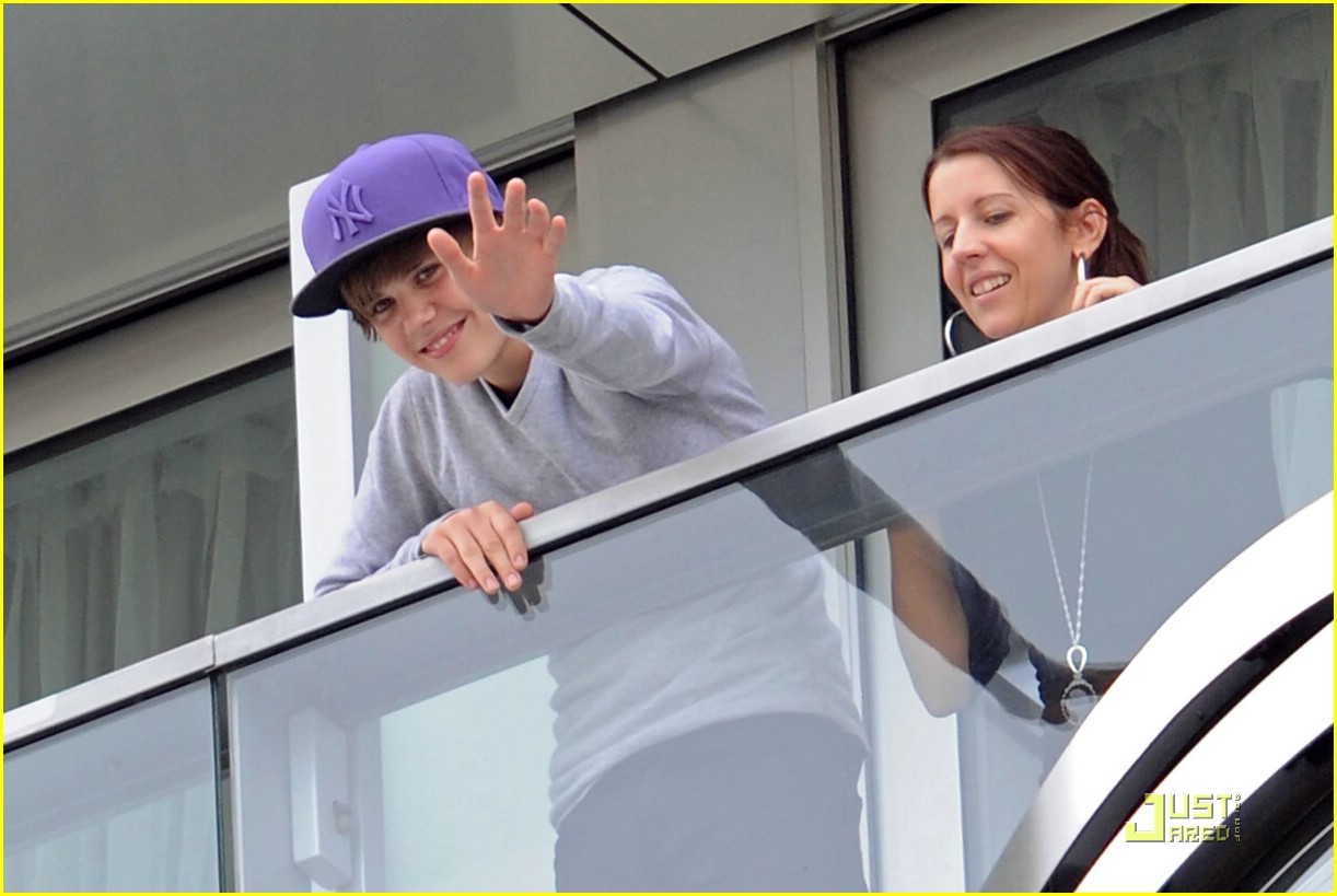 Justin Bieber: Purple Cap Makes It To Paris
