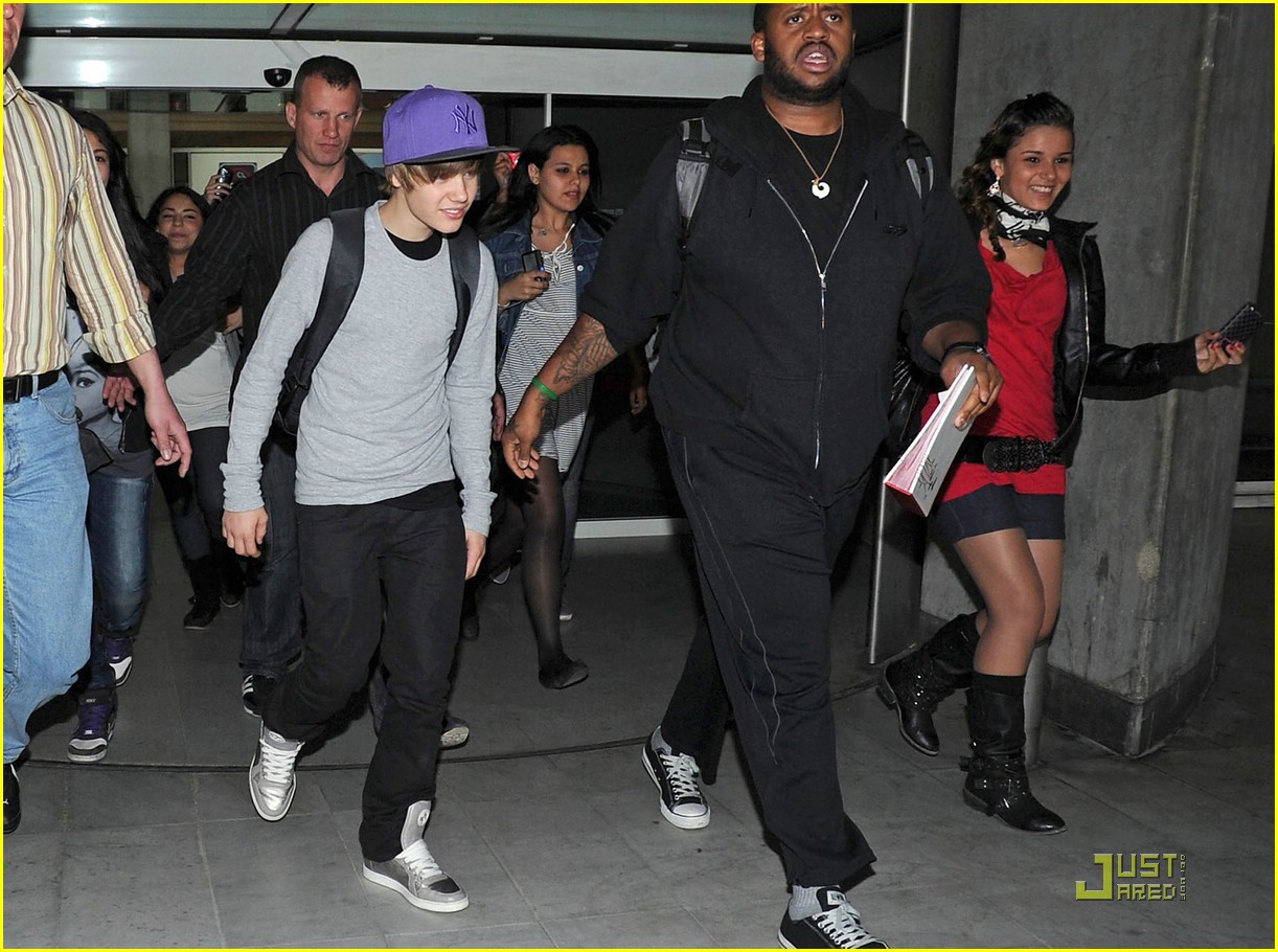 Justin Bieber: Purple Cap Makes It To Paris