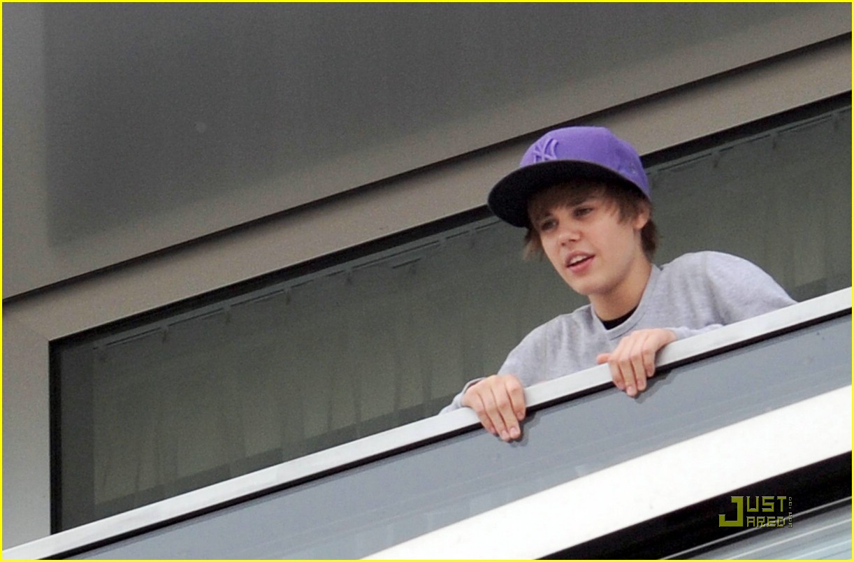 Justin Bieber: Purple Cap Makes It To Paris