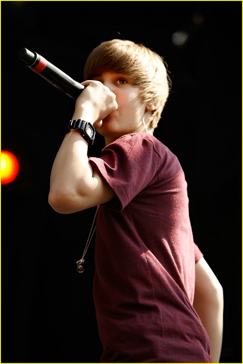 Justin Bieber Makes The White House 'Smile'