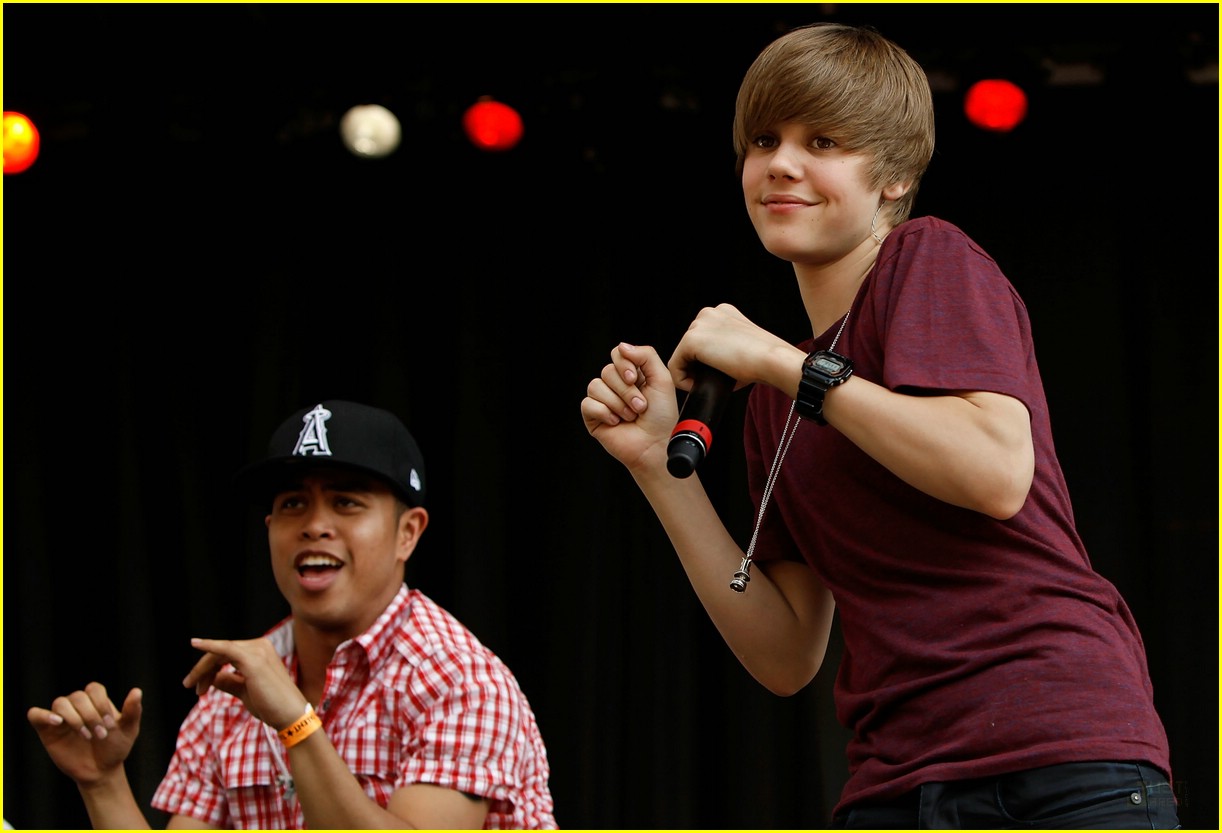 Justin Bieber Makes The White House 'Smile'
