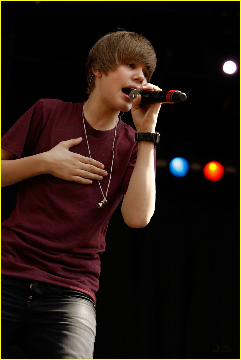 Justin Bieber Makes The White House 'Smile'