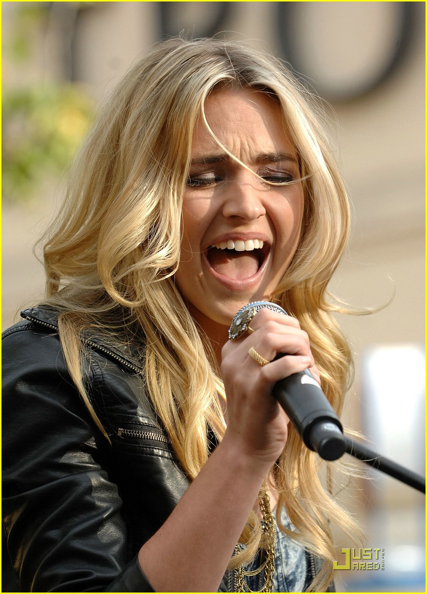 Katelyn Tarver is Grove Gorgeous
