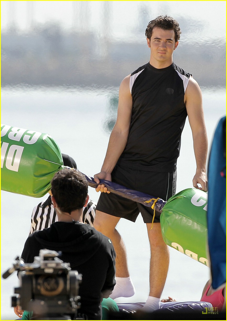 Kevin Jonas: Beach Challenge Buff