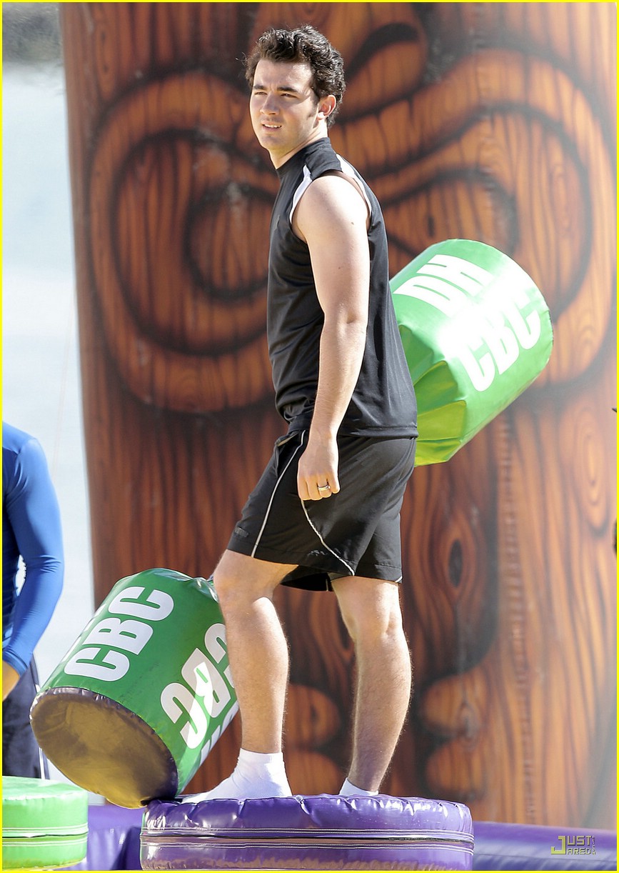 Kevin Jonas: Beach Challenge Buff
