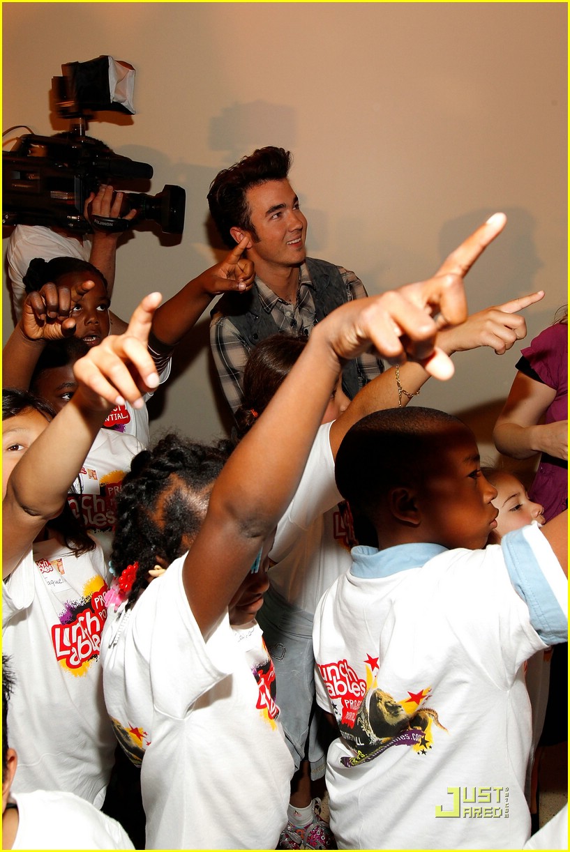 Kevin Jonas: Field Trips For All with Lunchables!