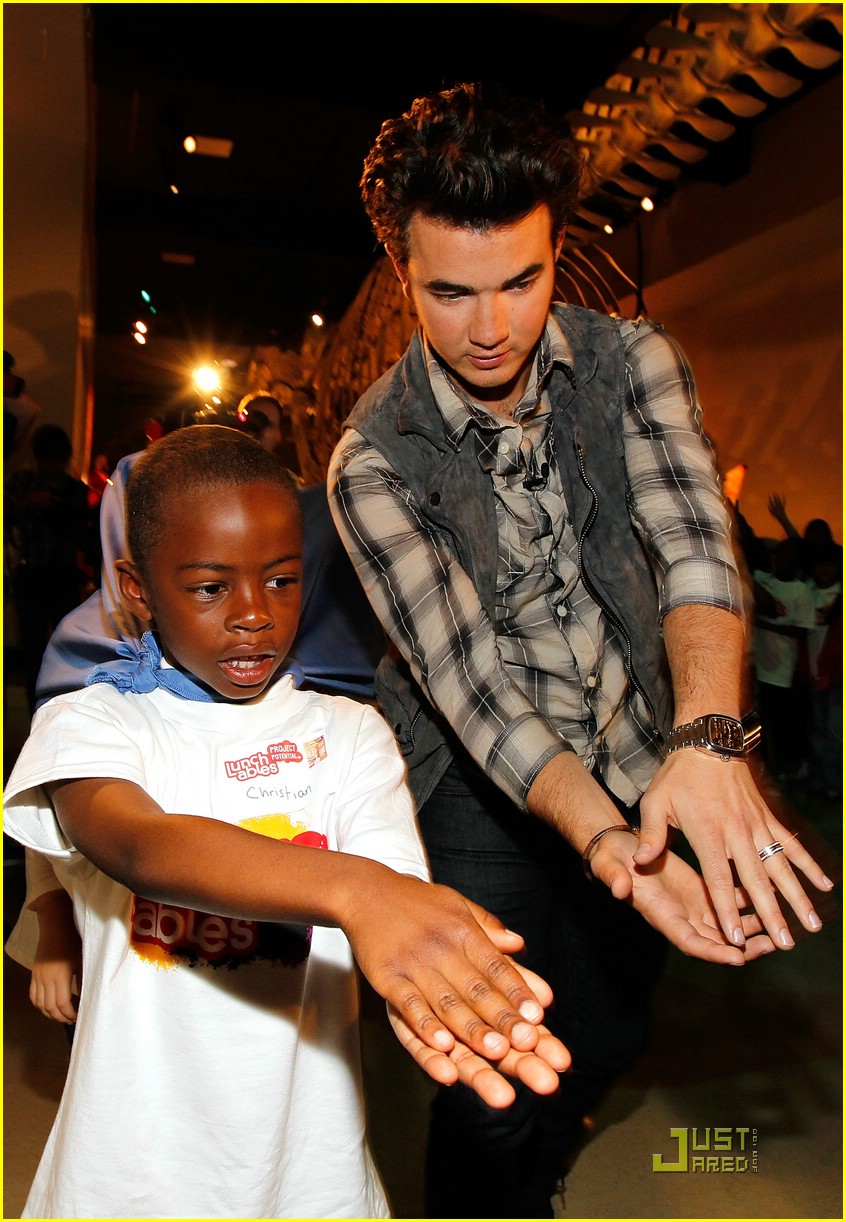 Kevin Jonas: Field Trips For All with Lunchables!