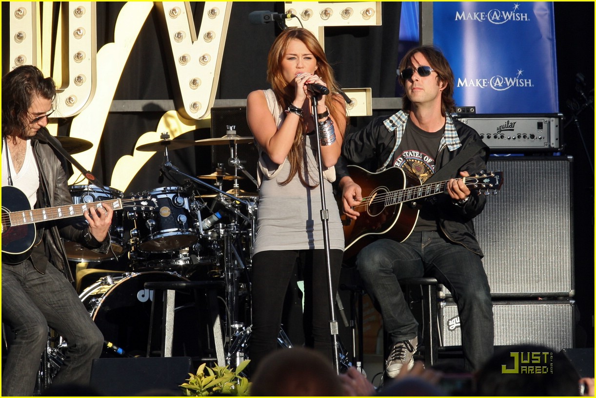 Miley Cyrus Makes A Wish at The Grove