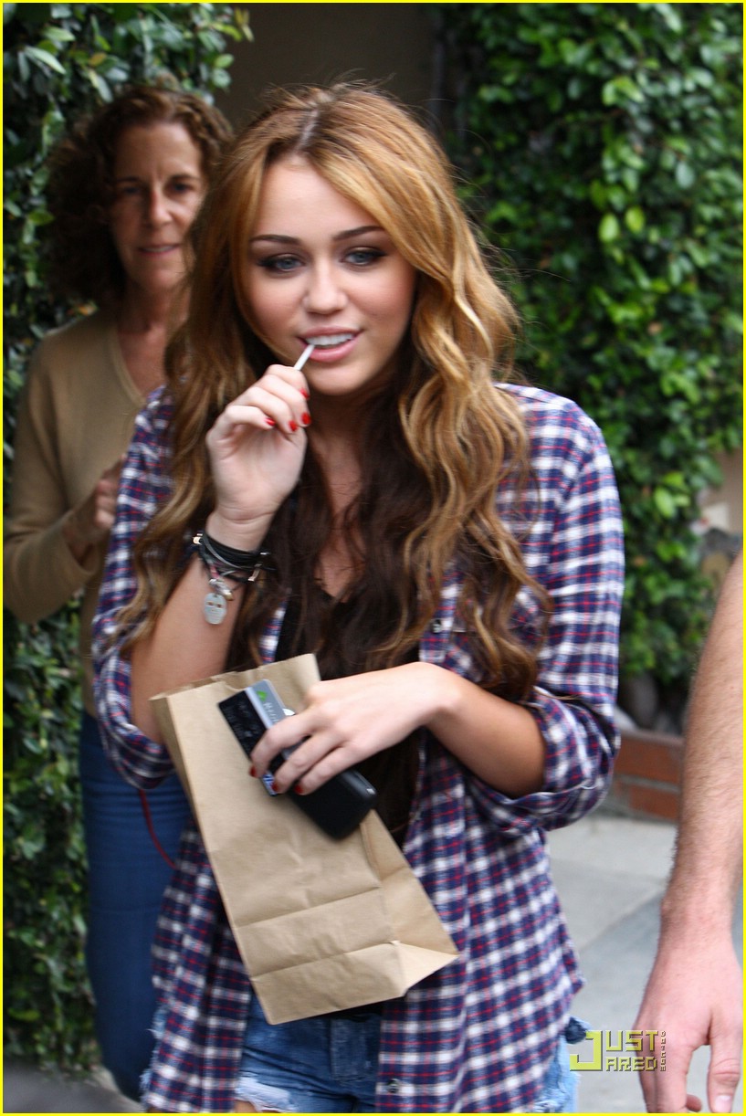 Miley Cyrus & Liam Hemsworth: Lollipop, Lollipop...
