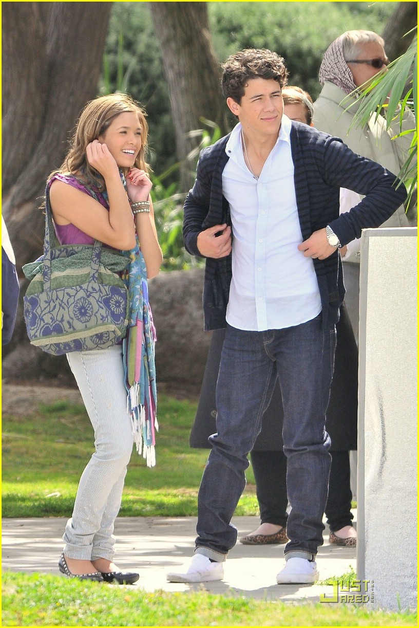 Nick Jonas & Nicole Anderson: Holding Hands on Set!