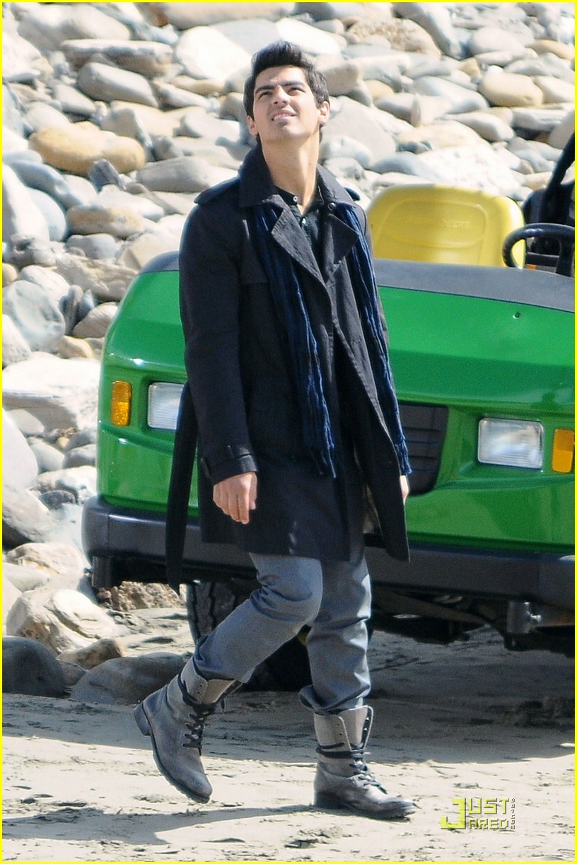 Nick Jonas & Nicole Anderson: Holding Hands on Set!
