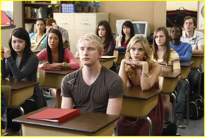 Lucy Hale: New Pretty Little Liar Stills!