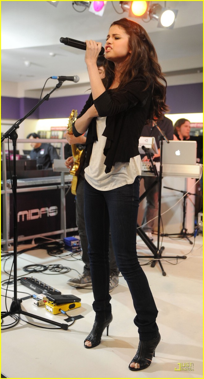 Selena Gomez is HMV Hot