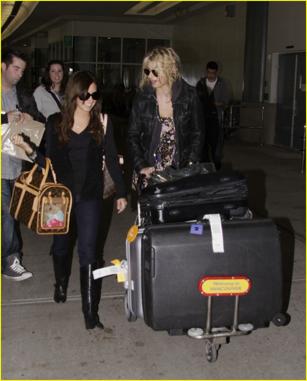 Ashley Tisdale & Aly Michalka: Hellcats In Vancouver