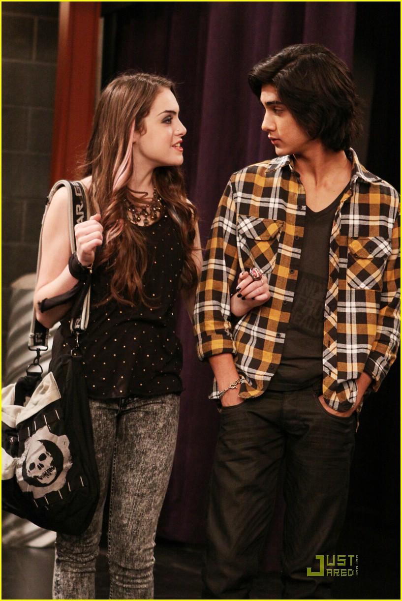 Victoria Justice & Liz Gillies: Stage Fight!