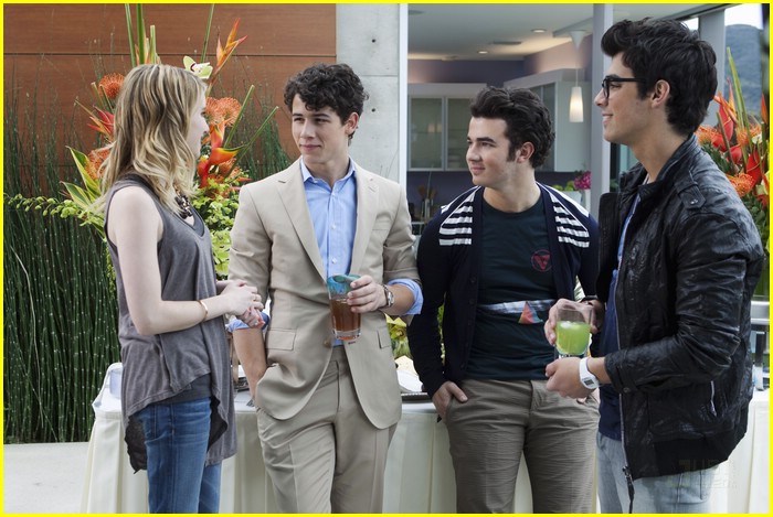 Emma Roberts on JONAS L.A. -- FIRST LOOK!